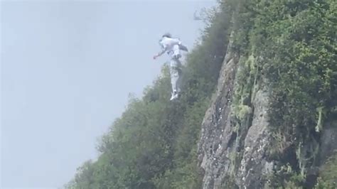 峨眉山景区回应男子跳崖：人已被救，警方正在调查_凤凰网视频_凤凰网
