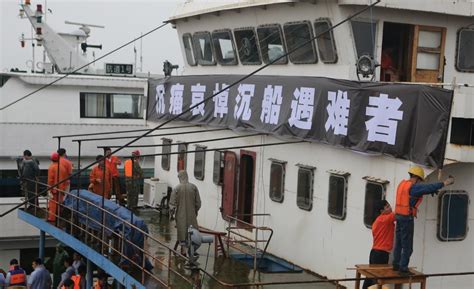 广州一艘运石船暴雨中翻覆1人死亡(组图)_新闻中心_新浪网