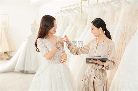 准新娘婚纱店与设计师沟通定制婚纱高清图片下载-正版图片501655421-摄图网