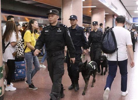 北京800名公交民警小长假期间参与安保工作 地铁站内外加强值守 | 北晚新视觉