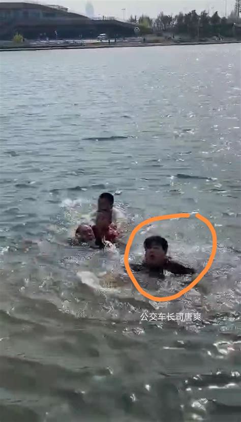 他们，跳入湖中接力救出落水男孩-大河新闻