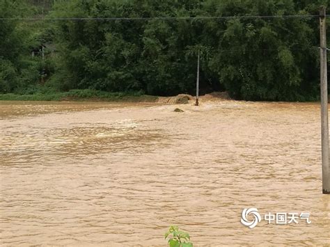 新疆乌恰强降水引发洪水泥石流 公路受阻现5公里车队长龙-天气图集-中国天气网