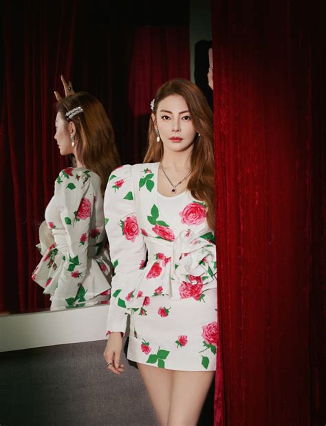 张雨绮妆容甜美女生头像