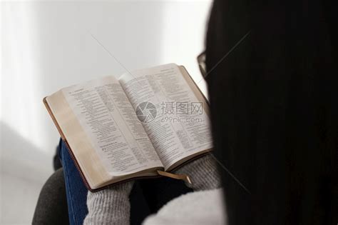 脸精神女在室内阅读圣经女儿高清图片下载-正版图片307969868-摄图网