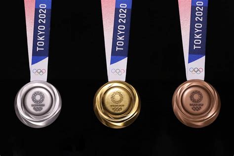 东京奥运会将由获奖选手自己佩戴奖牌