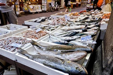 最新菜市场卖鱼摊位图,卖鱼摊图片,市场卖鱼图片_大山谷图库