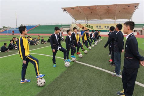 足球进课堂，运动助成长 - 廉江市实验学校