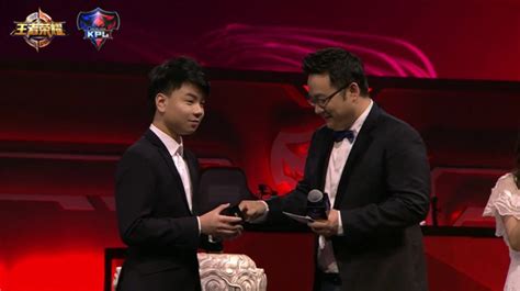 Doinb荣获MVP和最具价值选手 三次获得常规赛MVP_游戏频道_中华网