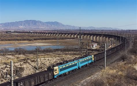 我国最长的火车，320节车厢长度达到4千米，走一个小时也看不到头_D2809次列车滑行900多米_铁路线_煤炭