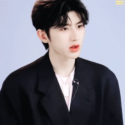 宝藏男孩蔡徐坤GIF图片