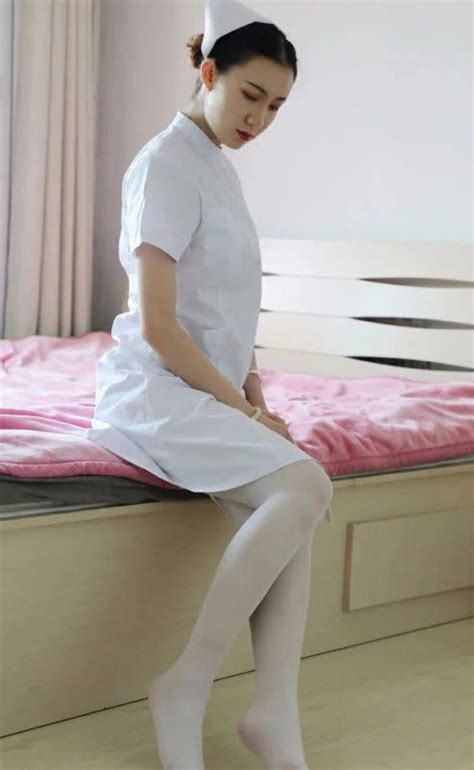 忙碌一天的护士姐姐，白色丝袜裸脚上床，身材小鸟依人，长得很漂( 二 ) 今天推荐的气质女神是一位非常漂亮的