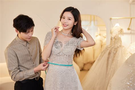 婚纱设计师为顾客定制婚纱高清图片下载-正版图片502355232-摄图网