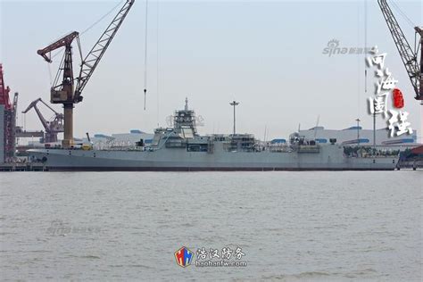 两艘055型大型驱逐舰同时在大连下水_广东频道_凤凰网