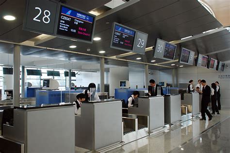 南方航空白云机场值机台分布-广州白云国际机场，南方航空CZ3401 办理登机手续的...