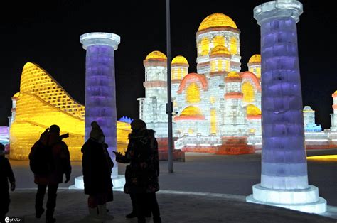 黑龙江哈尔滨冰雪大世界冰雕吸引大批游客冒严寒观赏