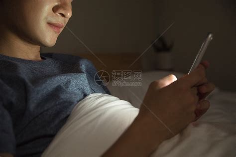男子熬夜玩手机高清图片下载-正版图片501352555-摄图网