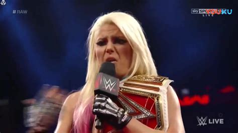 WWE女子摔角格斗赛，突然女子的一句话，场面特别尴尬！_手机新浪网