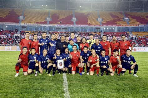 驻港解放军与香港明星足球队举行友谊赛(组图)-搜狐新闻中心
