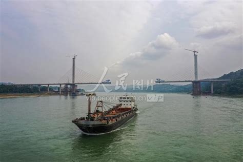 四川泸州白沙长江大桥建设正酣-人民图片网