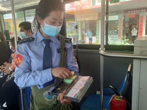 公车上的奶水图片