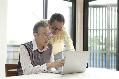 老年人一起学习电脑高清图片下载-正版图片502004072-摄图网