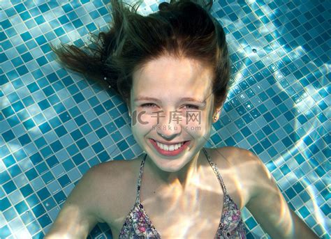 女孩在游泳池里沉入水中高清摄影大图-千库网