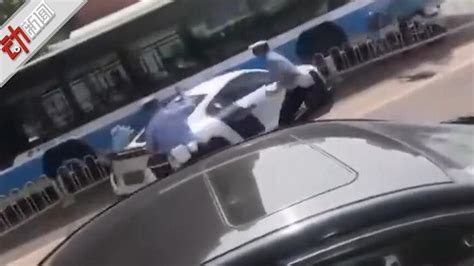北京毒驾撞交警奥迪系走私车 司机被母亲劝说自首(含视频)_手机新浪网