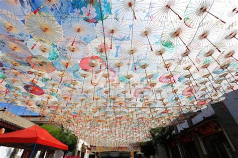 甘肃平凉：油纸伞、七彩风车、紫藤花长廊成“网红”打卡点-人民图片网