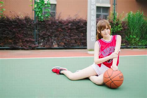 篮球中甜美女生图片头像
