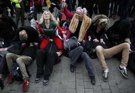英国民众“坐脸”示威 抗议政府色情审查立法_社会新闻_南方网