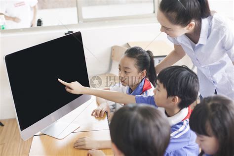 女老师和同学们在教室里用电脑上课高清图片下载-正版图片500600855-摄图网