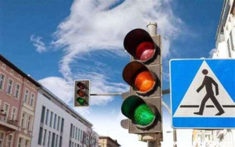 三个圆形信号灯并排，竖排三个红绿灯怎么看_车主指南