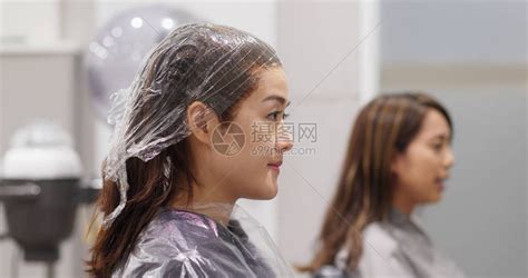 女人朋友去理发店一起治疗高清图片下载-正版图片506213414-摄图网