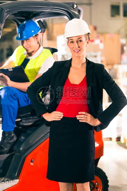 驾驶叉车的中等成年女工业工人中年女工高清图片下载-正版图片321886057-摄图网