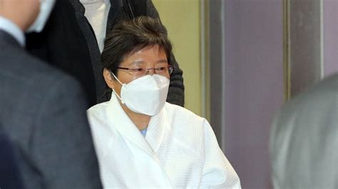 律师称朴槿惠身体好转 但因李明博没被特赦而难过_凤凰网