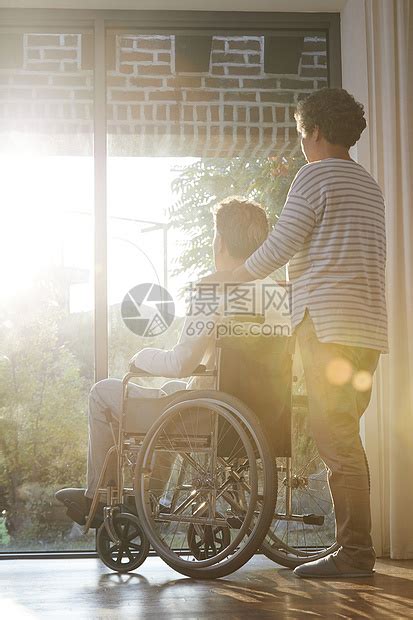 在内身前韩国人家庭老夫妇丈夫妻子轮椅高清图片下载-正版图片502144340-摄图网