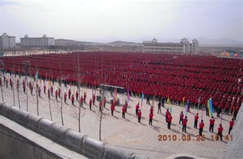 河南登封少林寺塔沟武校举行万人武术表演_佛教频道_凤凰网