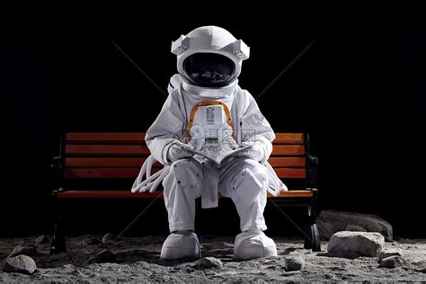创意宇航员手拿书本坐在长椅上高清图片下载-正版图片502355655-摄图网