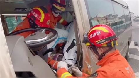 巴士在转运核酸检测样本途中遇车祸，消防员救出被困司机_凤凰网视频_凤凰网