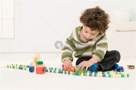 玩玩具的男孩高清图片下载-正版图片501439370-摄图网