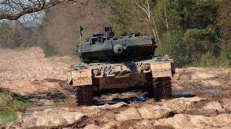 M1126装甲车有强大的装甲防护能力，可以维持每小时60英里的速度|史赛克|装甲车|斯特赖克_新浪新闻