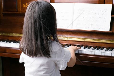 女生头像温柔弹钢琴
