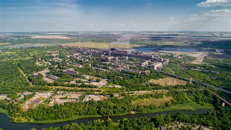 乌克兰的工业景观日落时烟雾弥漫的钢厂烟的管子冶金厂钢铁厂,钢铁厂重工业生态问题,大气污染物高清图片下载-正版图片300877663-摄图网