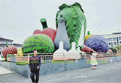 园林蔬菜雕塑形象逼真造型时尚不断吸引人们的目光-园林蔬菜雕塑