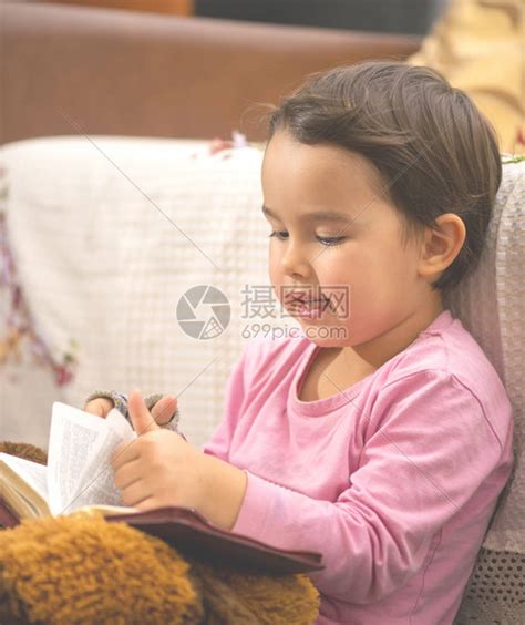 读圣经的可爱小女孩高清图片下载-正版图片503577778-摄图网