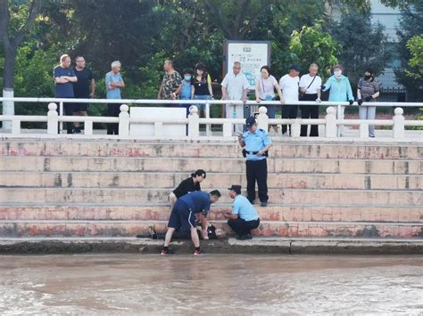 王润（左）和妻子正在为落水群众做急救措施。