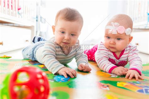 男孩和女孩出生的双胞胎宝宝在家里玩高清图片下载-正版图片507258124-摄图网