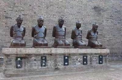 岳飞墓前原本跪着5个人，如今只剩下4人在跪，谁不需要跪了__凤凰网