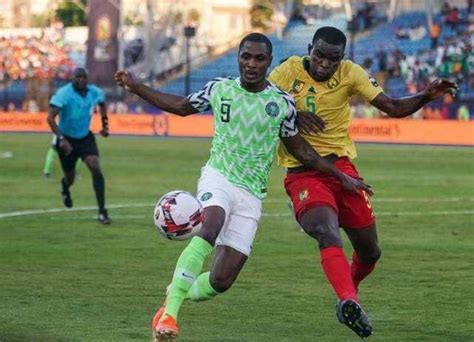 尼日利亚无缘世界杯 球迷下场追打球员