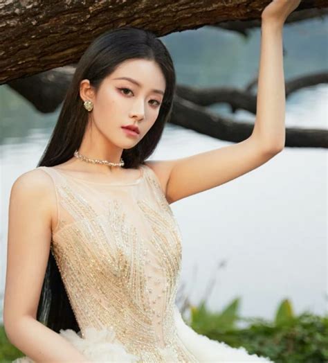 礼服温柔发型女生头像